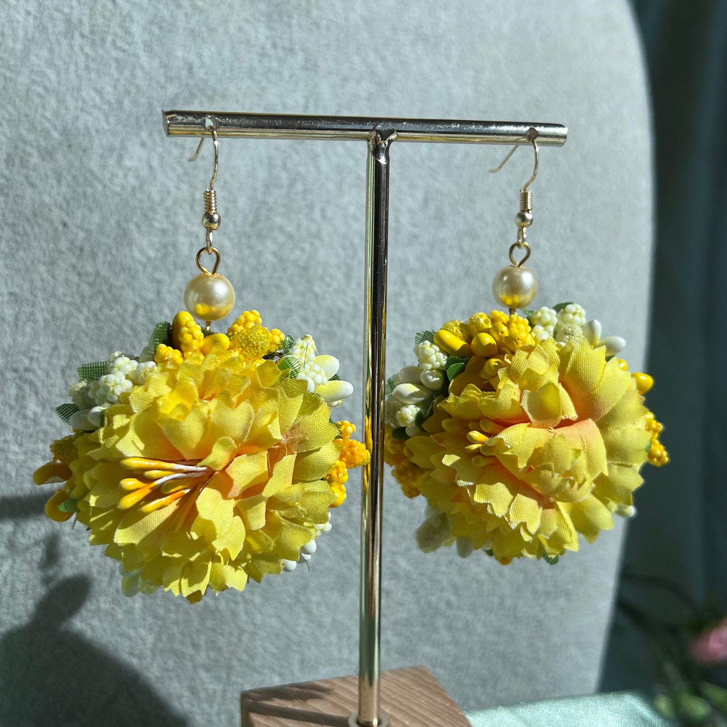 Women Bridal Haldi/Mehendi Function Yellow Floral Jewellery Set & 2 Hathpool