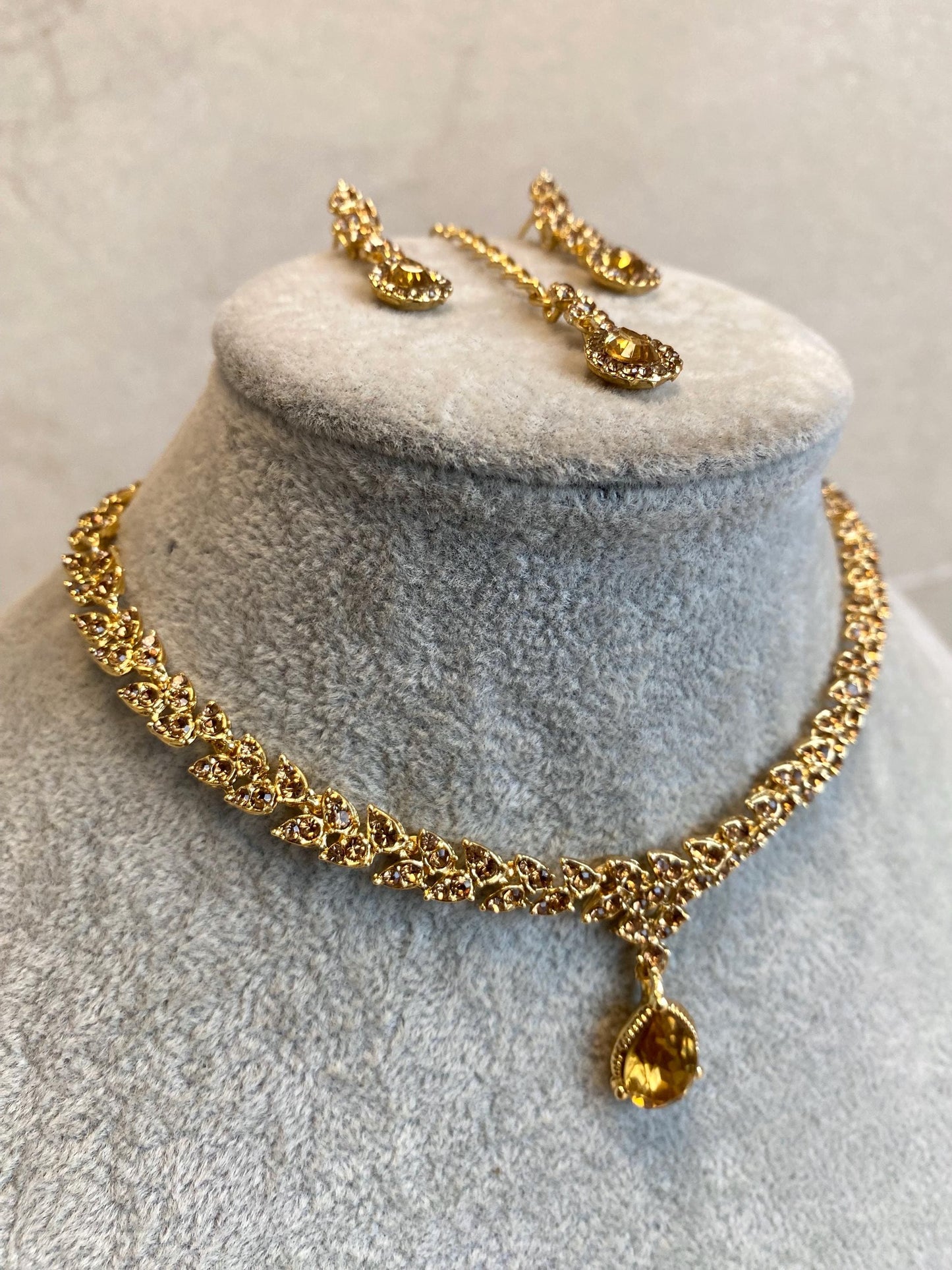 Golden Elegant Necklace Set Earring/ Tikka/ Tikli/ Indian/ Pakistani/Fashion Jewellery/ Gift for her/Civil/Registry/wedding/Xmas/ Imperfect