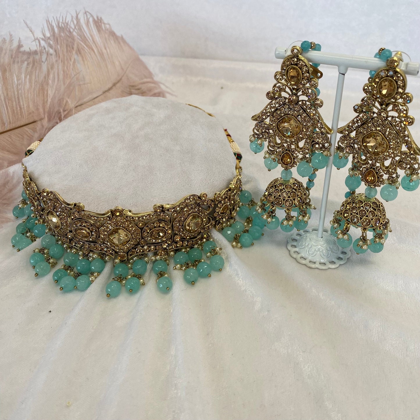 Light blue choker set