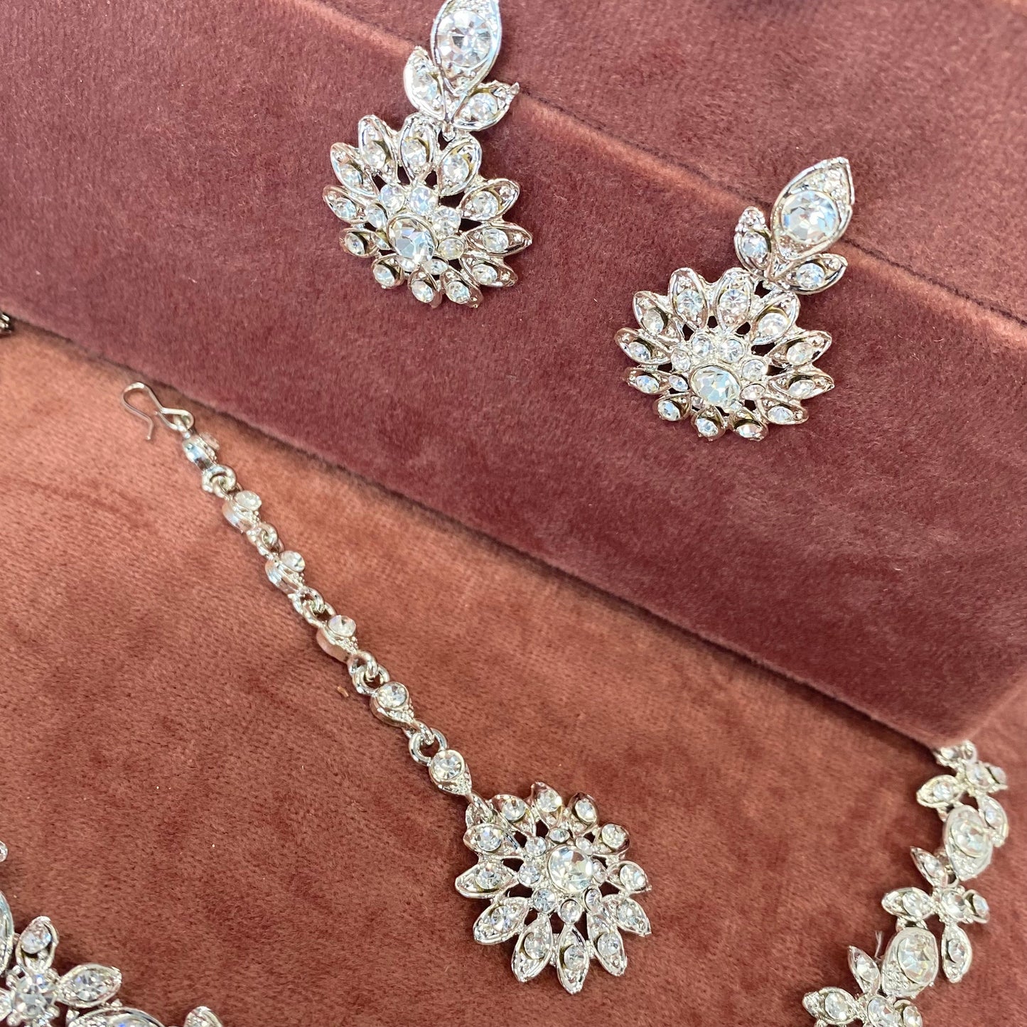 Stunning Necklace Set - Silver