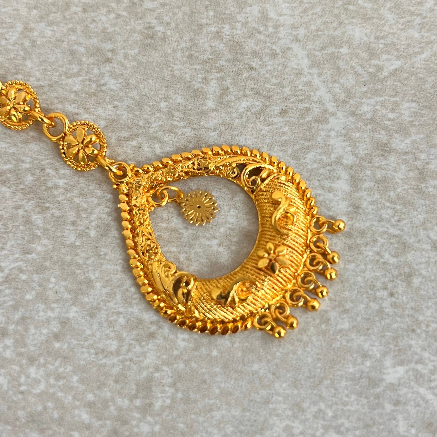 Medium Bright Gold Tikka/ Tikli/ Indian/ Pakistani Fashion Jewellery/Maang Tikkas