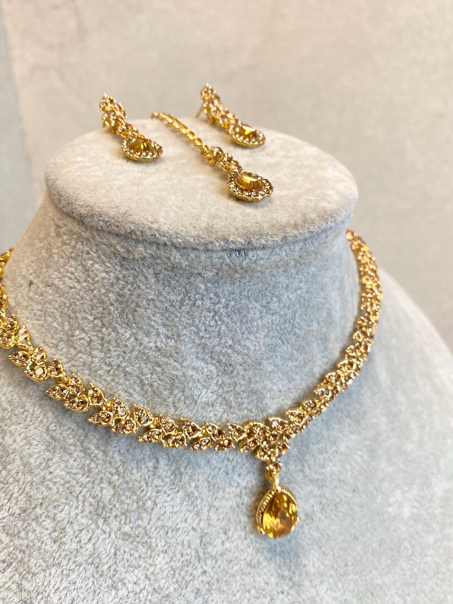 Golden Elegant Necklace Set Earring/ Tikka/ Tikli/ Indian/ Pakistani/Fashion Jewellery/ Gift for her/Civil/Registry/wedding/Xmas/ Imperfect