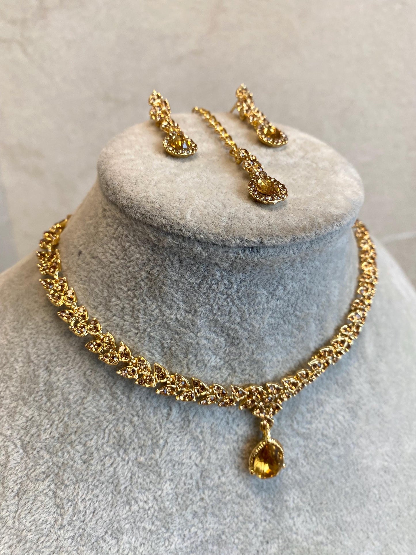 Golden Elegant Necklace Set Earring/ Tikka/ Tikli/ Indian/ Pakistani/Fashion Jewellery/ Gift for her/Civil/Registry/wedding/Xmas/ Imperfect