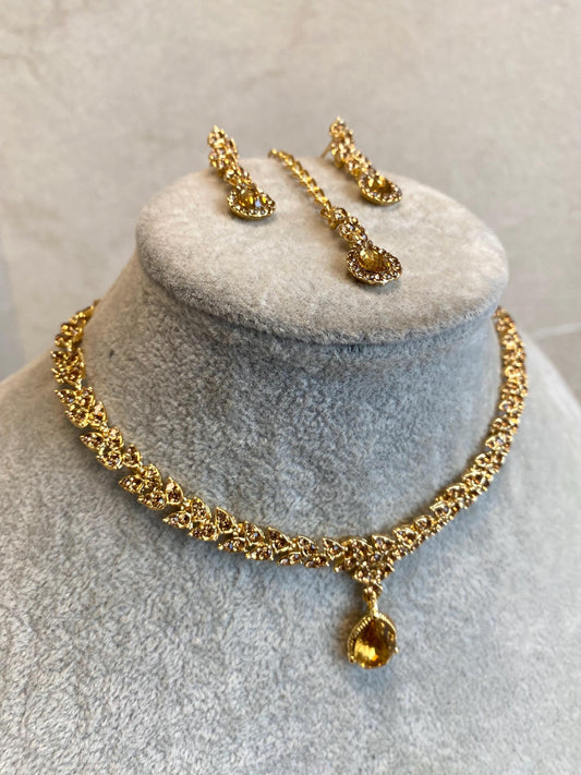 Golden Elegant Necklace Set Earring/ Tikka/ Tikli/ Indian/ Pakistani/Fashion Jewellery/ Gift for her/Civil/Registry/wedding/Xmas/ Imperfect