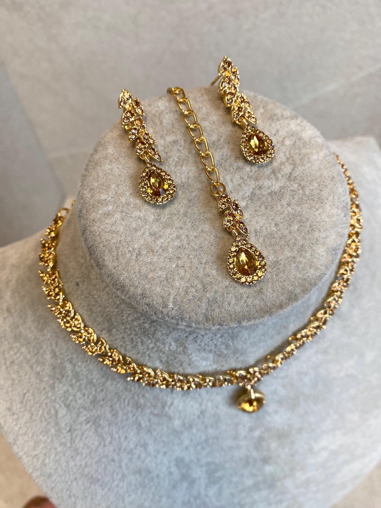 Golden Elegant Necklace Set Earring/ Tikka/ Tikli/ Indian/ Pakistani/Fashion Jewellery/ Gift for her/Civil/Registry/wedding/Xmas/ Imperfect