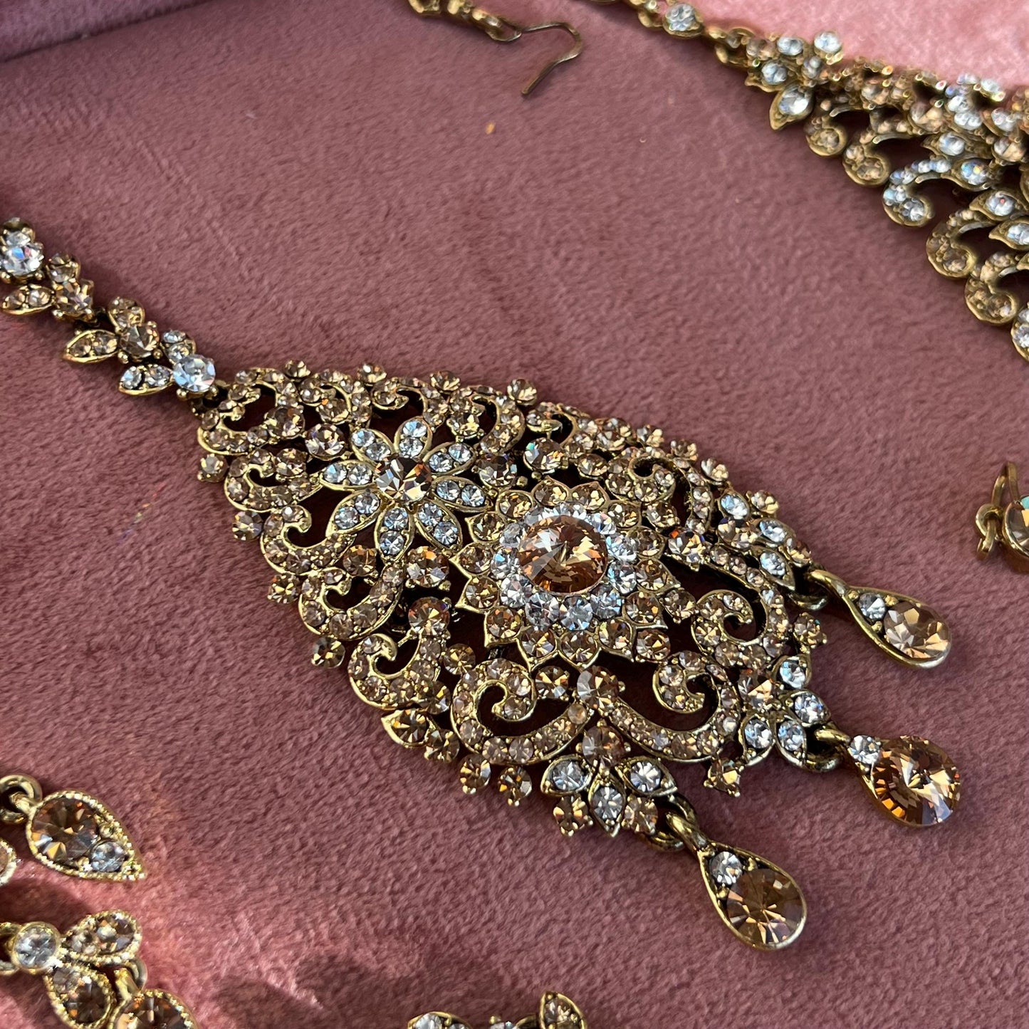 Extra Large Fancy Golden Rhinestone Indian Tikka High Quality Bollywood Indian Pakistani Fashion Jewellery Party Style