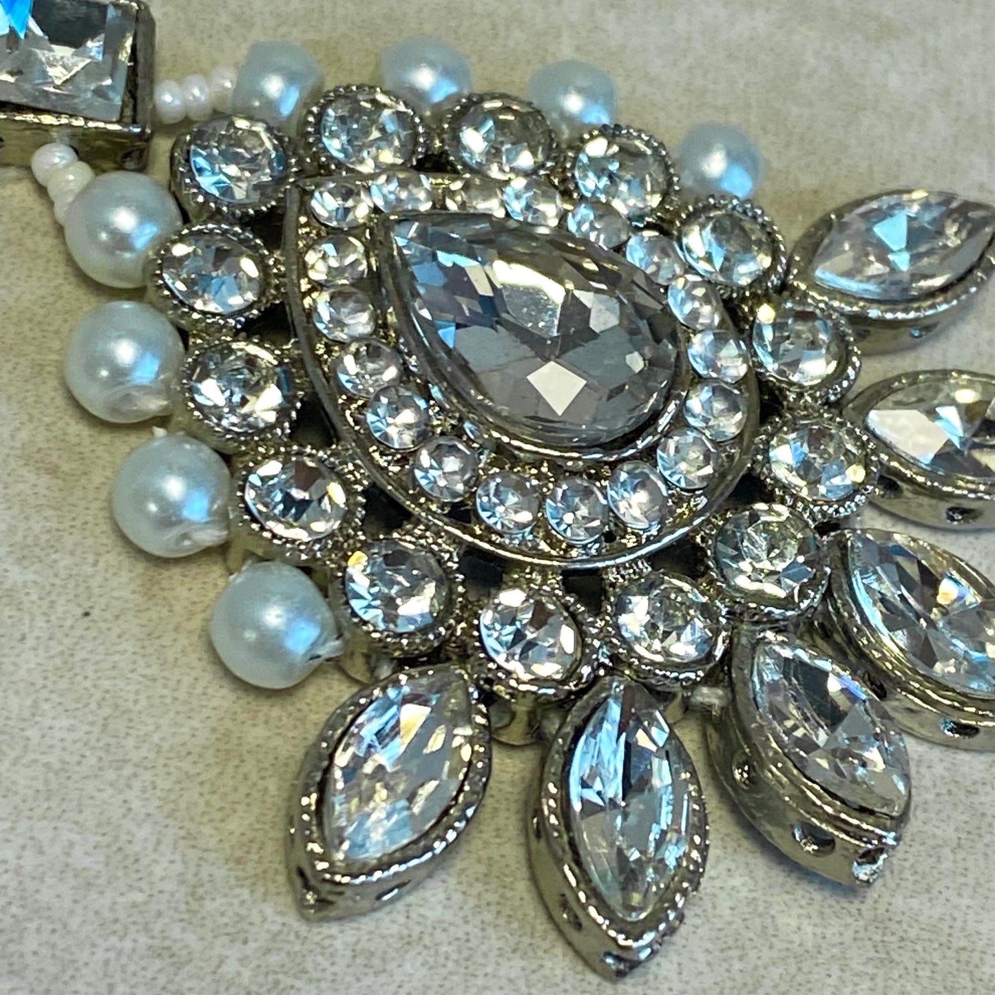 Silver pearl Rhinestone Maang Tikka Bindya Indian Pakistani Bollywood Headpiece Mendhi Jewels Gift Fashion