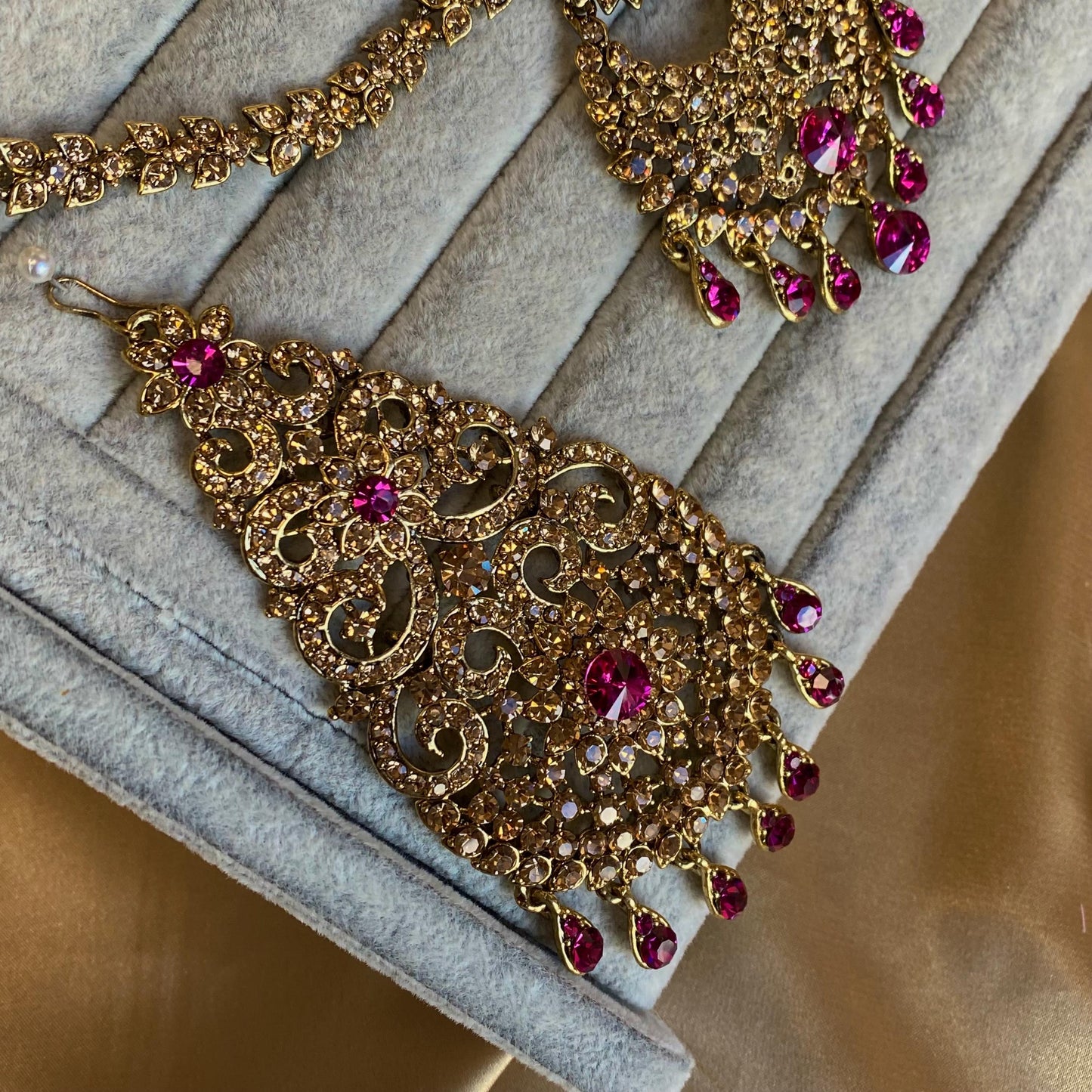 Hot Pink Antique Gold Rhinestone Full Bridal Necklace Mala Earring Tikka Jhumar Mathapatti Nose Ring Hand Harness High Quality Sale Asian